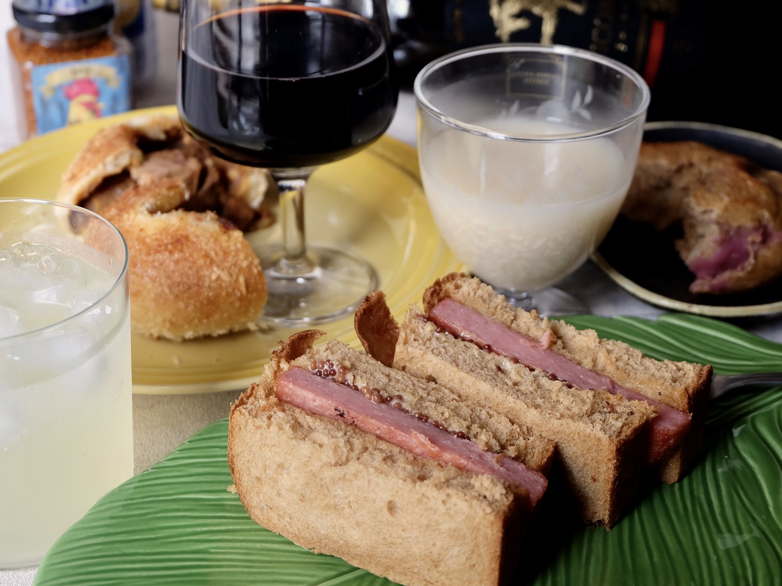 純黒糖、紅芋、ラフテー…沖縄の食が唯一無二のパンに昇華|jimamaya bakeryの3種で“パン飲み”を楽しむ